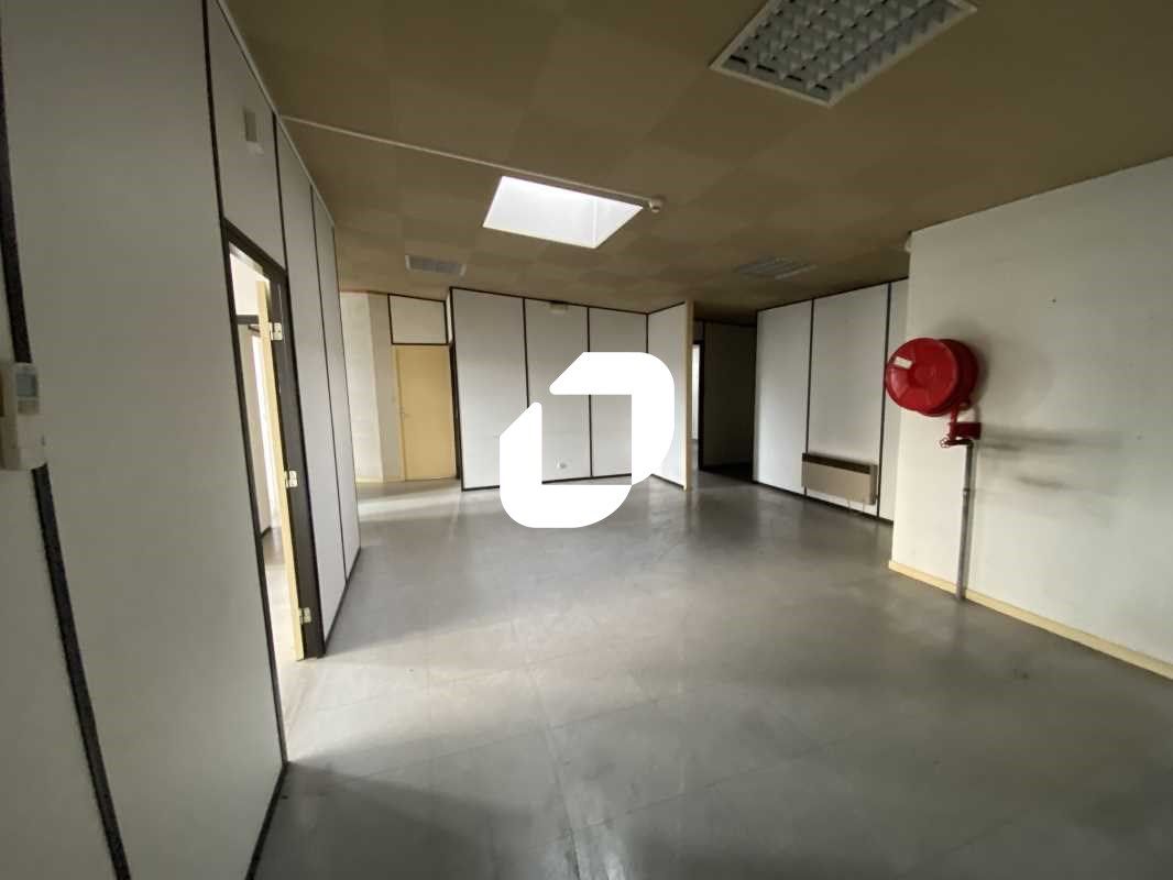 A proximité immédiate de l' A10 et de la métropol