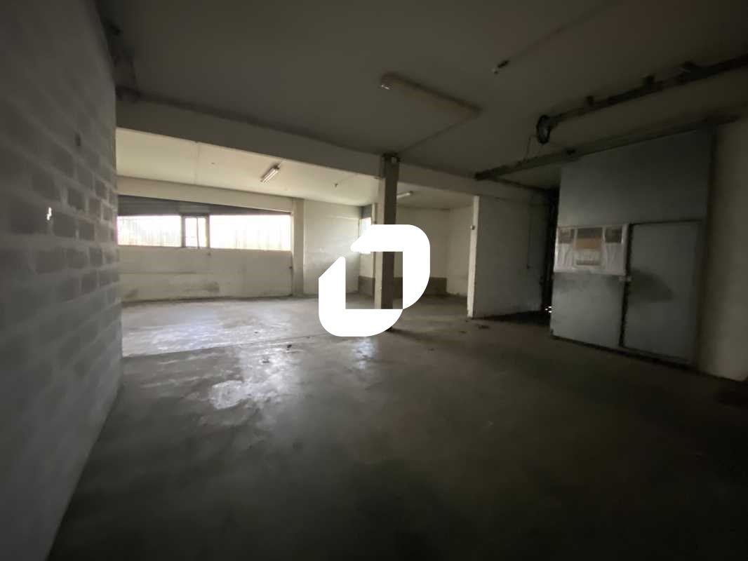 A proximité immédiate de l' A10 et de la métropol