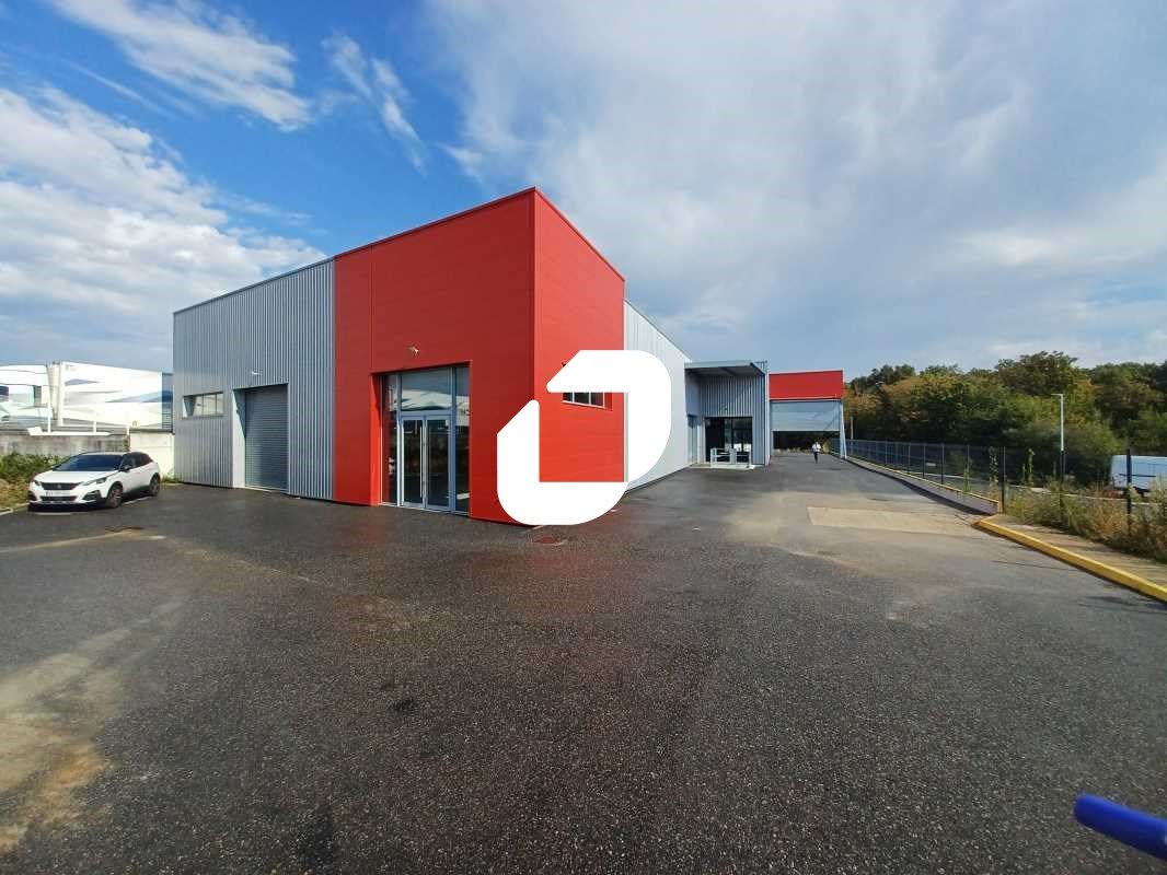 Au coeur de la zone d'activité de Tresses et à pr