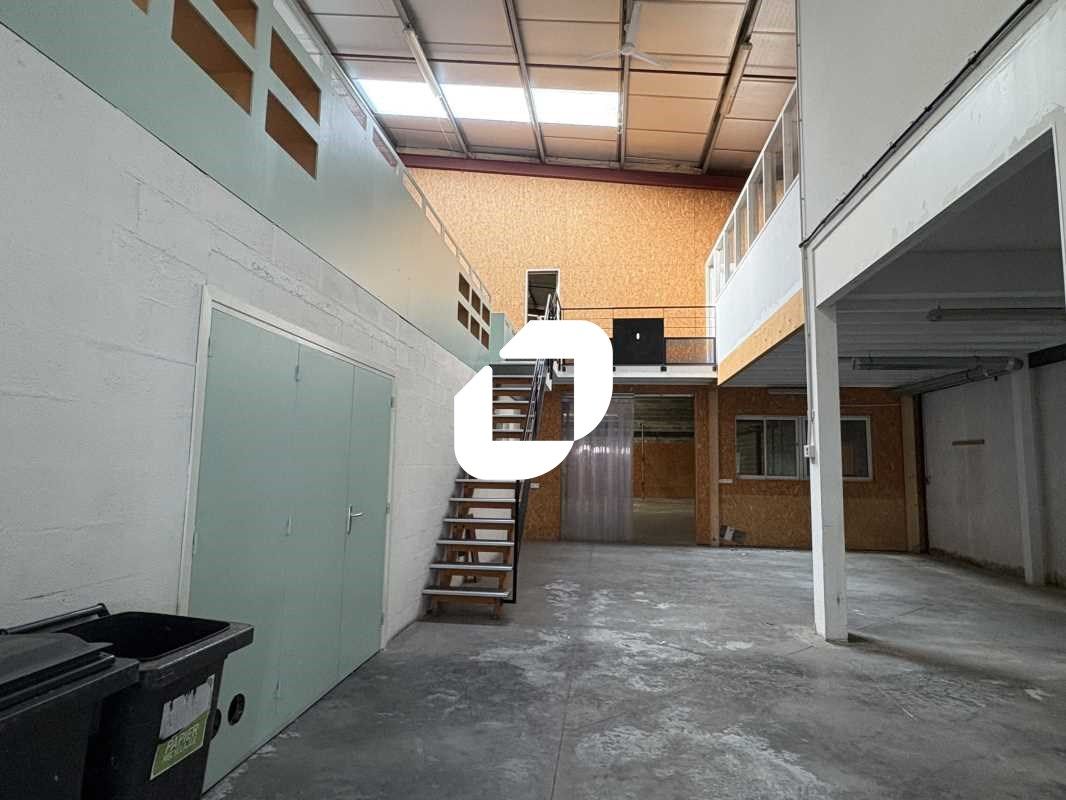 Situé au coeur d'une zone urbaine dynamique à pro