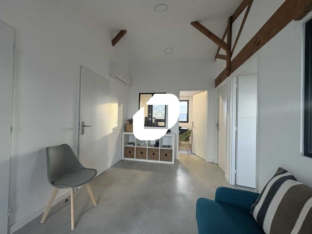 A proximité immédiate de la sortie 5, proche des