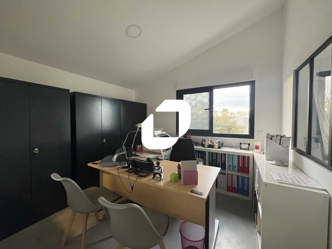 A proximité immédiate de la sortie 5, proche des