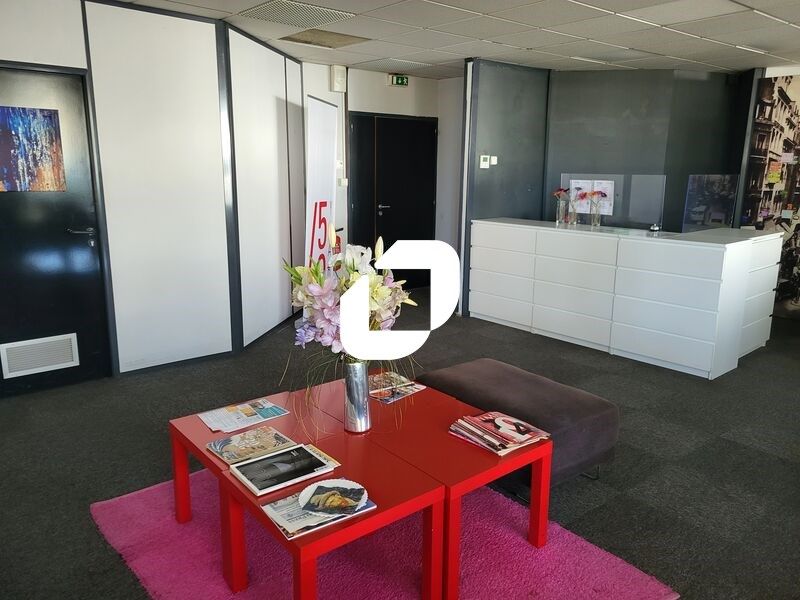 Au pied de la ligne de tramway A et à proximité i