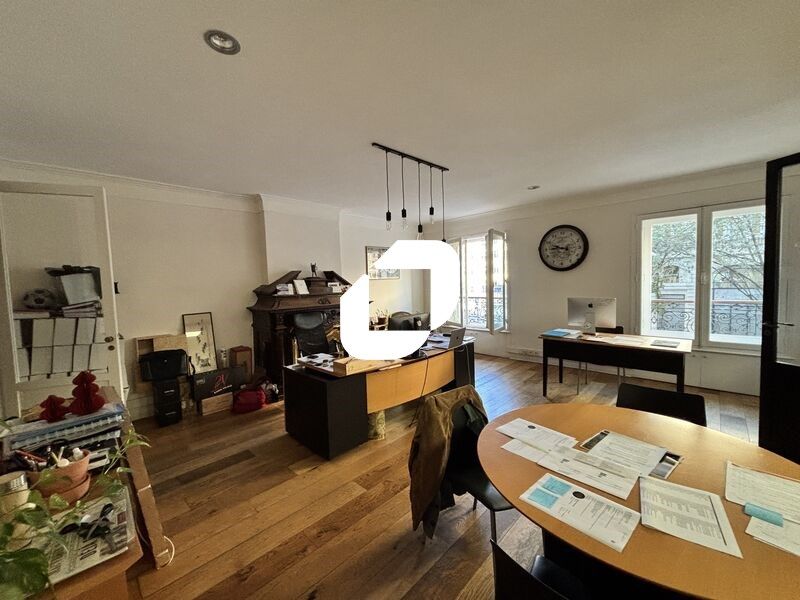 Dans un bel immeuble en pierre situé en plein coe