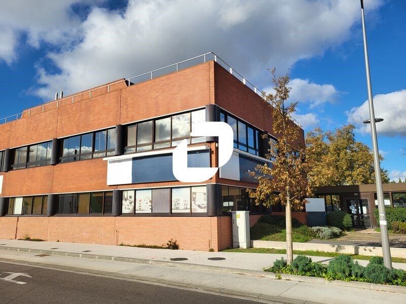 Sur un axe très passant et à proximité de la zone