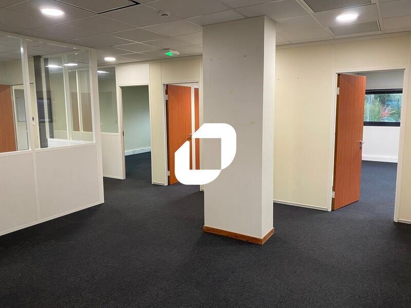 A proximité de l'aéroport de Mérignac et de la li