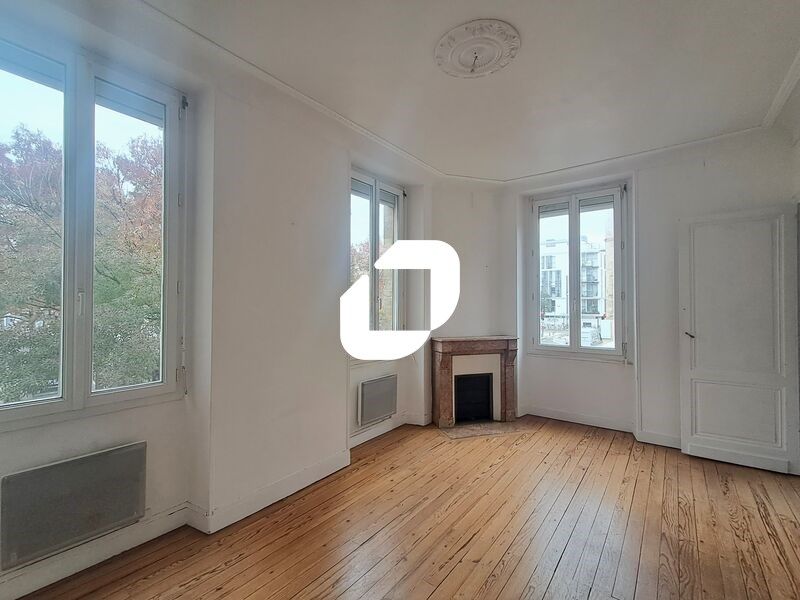 Idéalement situés au pied de la place Paul Doumer