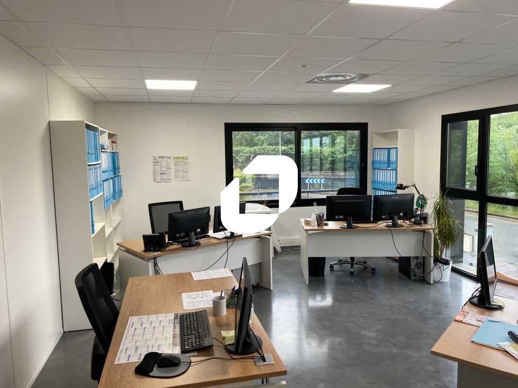 A proximité immédiate de la sortie de rocade et d