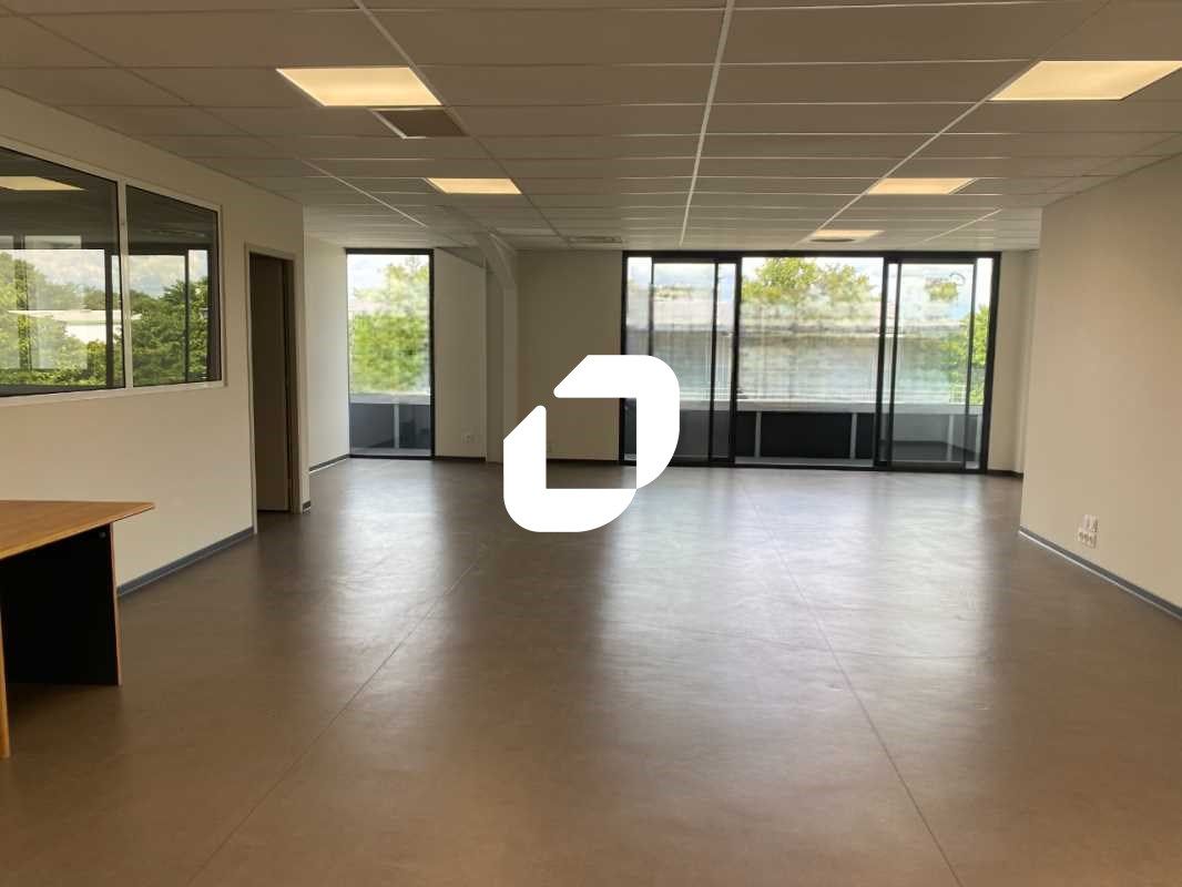 A proximité de l'A63 Sortie 26b et rocade sortie