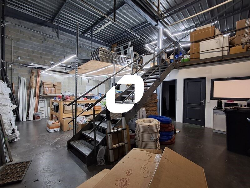 A proximité immédiate de la sortie de rocade, des