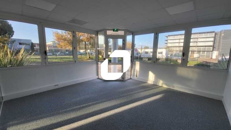 Au pied du TRAMWAY ligne A "Le Hailland Rostand",