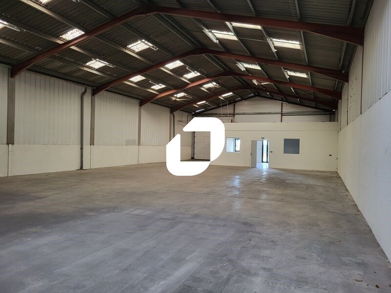 À proximité immédiate d'un axe très fréquenté et 