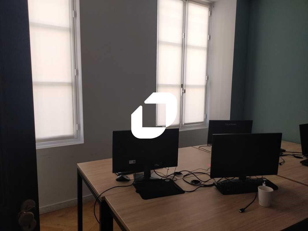 Dans un quartier vivant et à proximité de nombreu