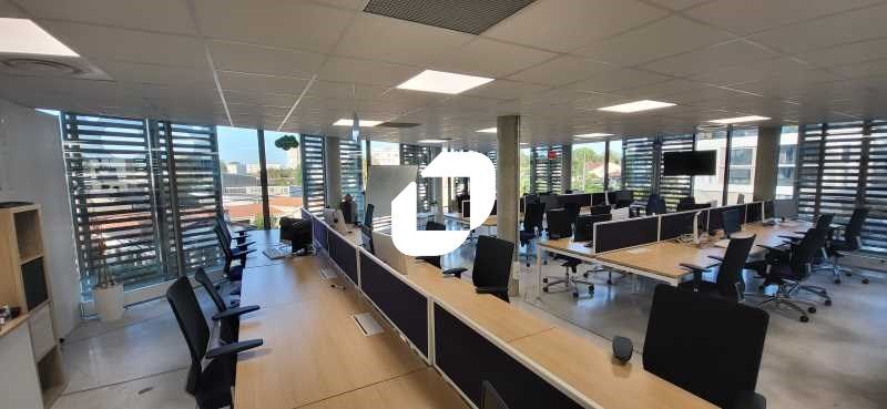 Au pied de la ligne de tramway A et à l'entrée de