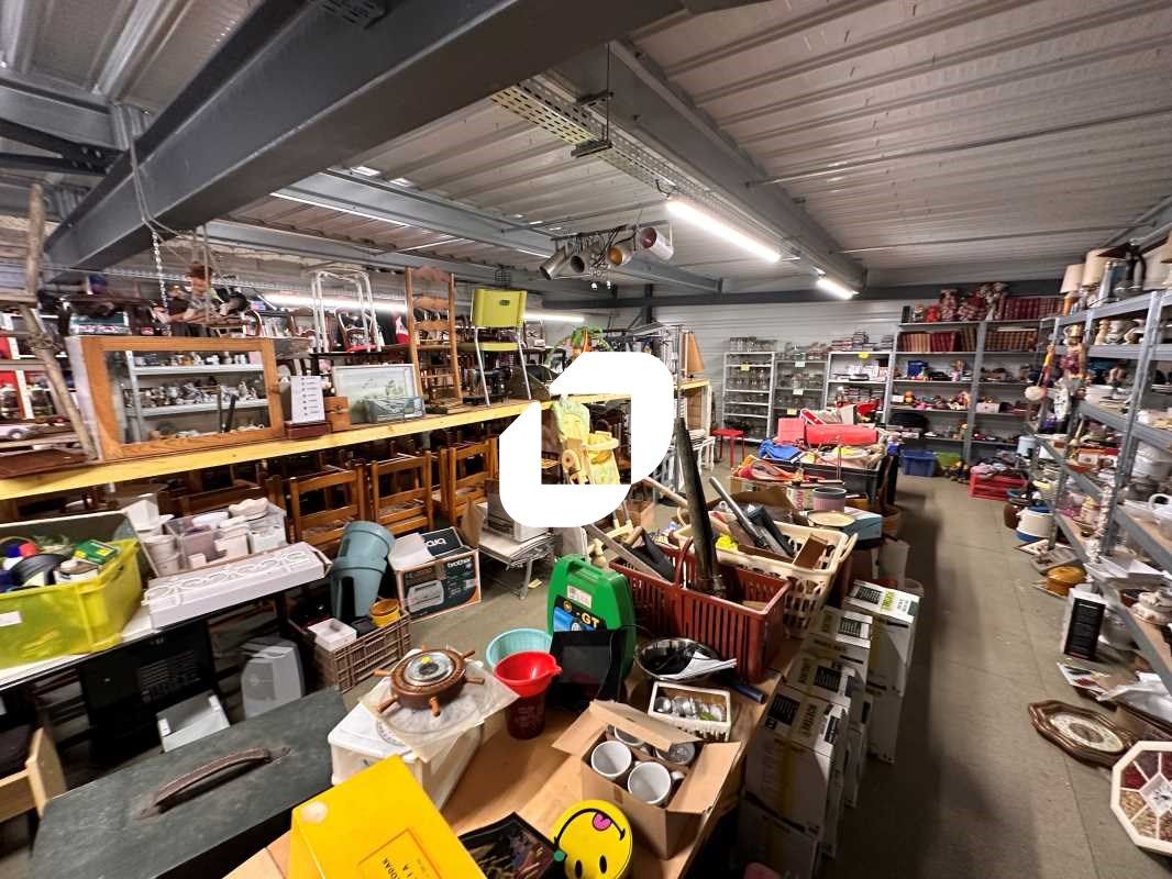 A proximité immédiate de la N89 et dans une zone 