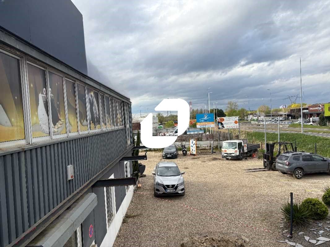 Au coeur de la zone commerciale de Latresne et a 