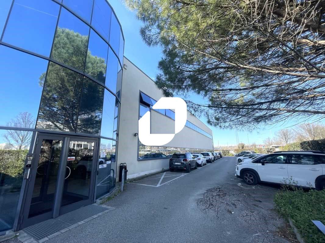 IMMPROVE vous propose 251 m² de bureaux et 44 m² 