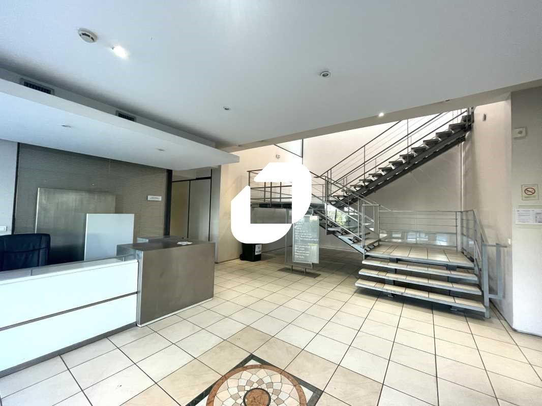 IMMPROVE vous propose 251 m² de bureaux et 44 m² 