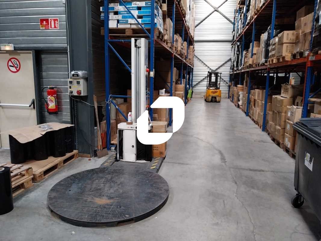 Situé dans la zone d'activité de Colombier-Saugni