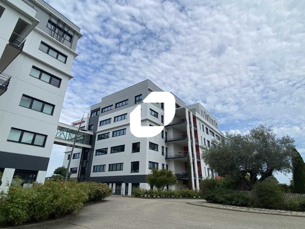 Saint Priest, en façade de l'A43, au sein du Parc