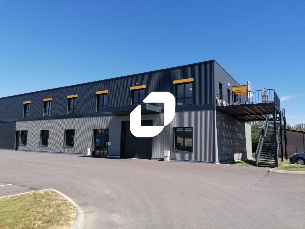 Dans un parc d'activités clos et sécurisé, à prox