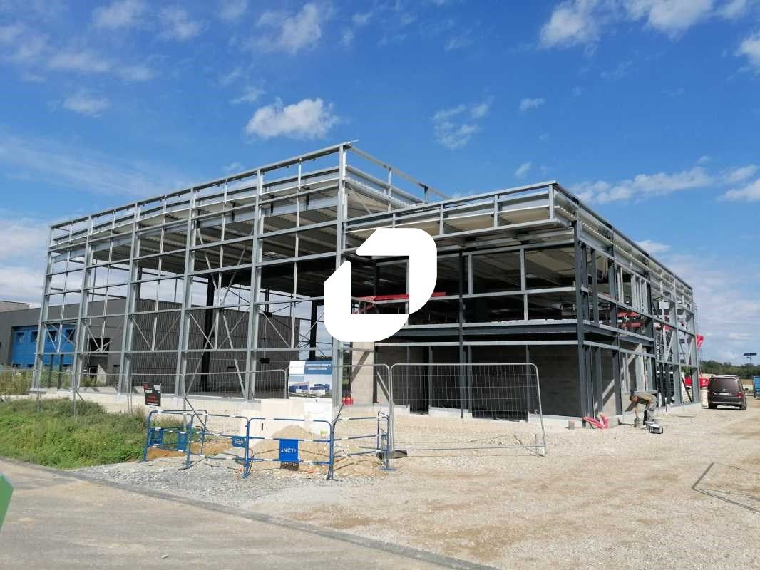 Sur la ZAC de Monfray de Fareins, à 10 mn de l'A6