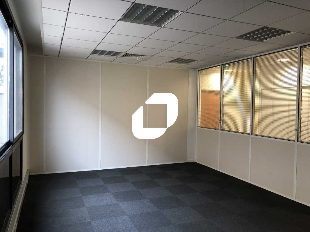 Chassieu, au sein d'un parc d'activités sécurisé,