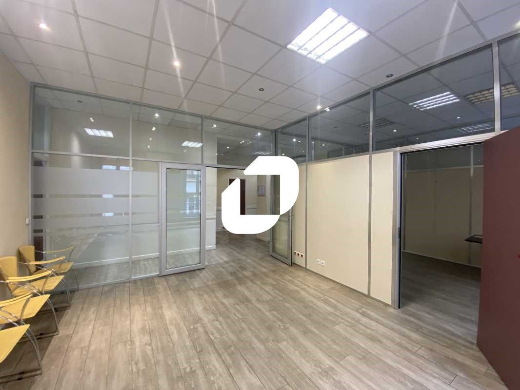 Immprove vous propose 200 m² de bureaux à louer, 