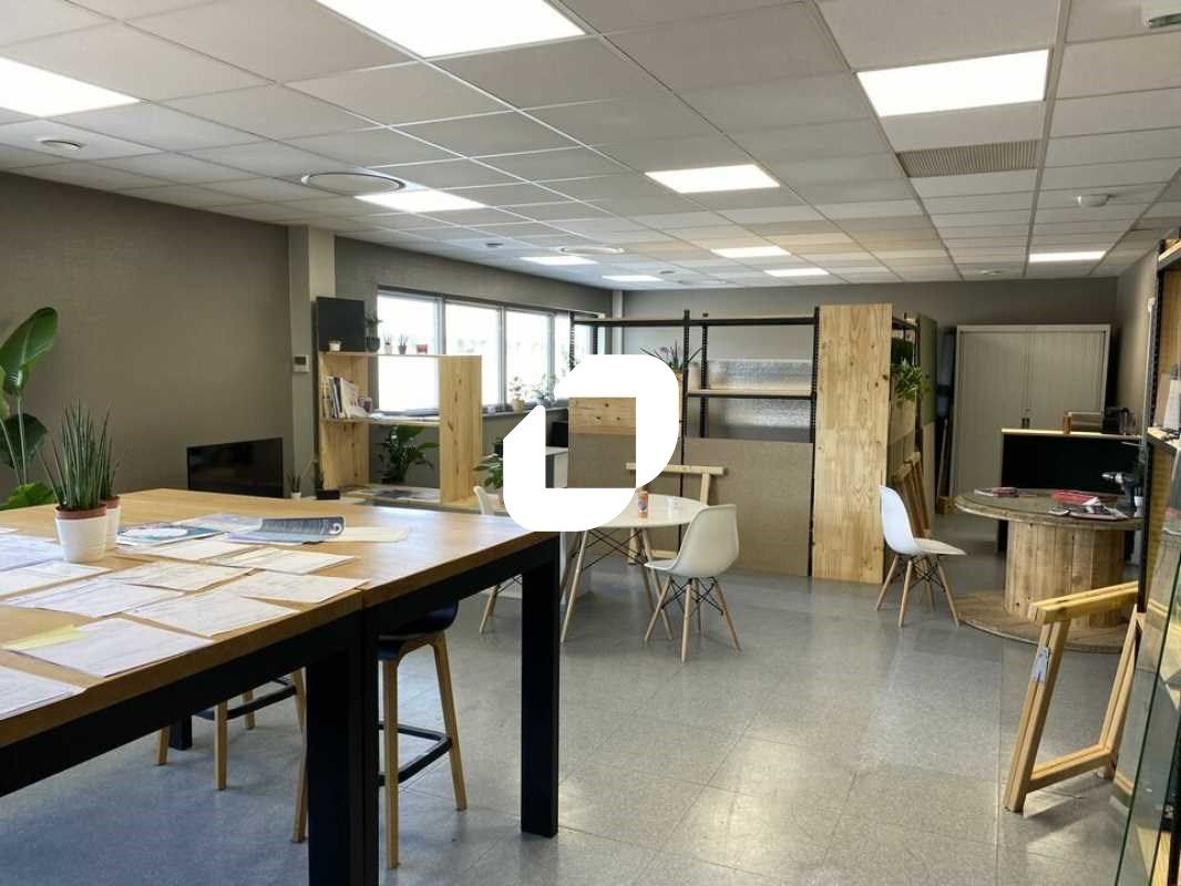 Dans un parc d'activités clos et sécurisé composé