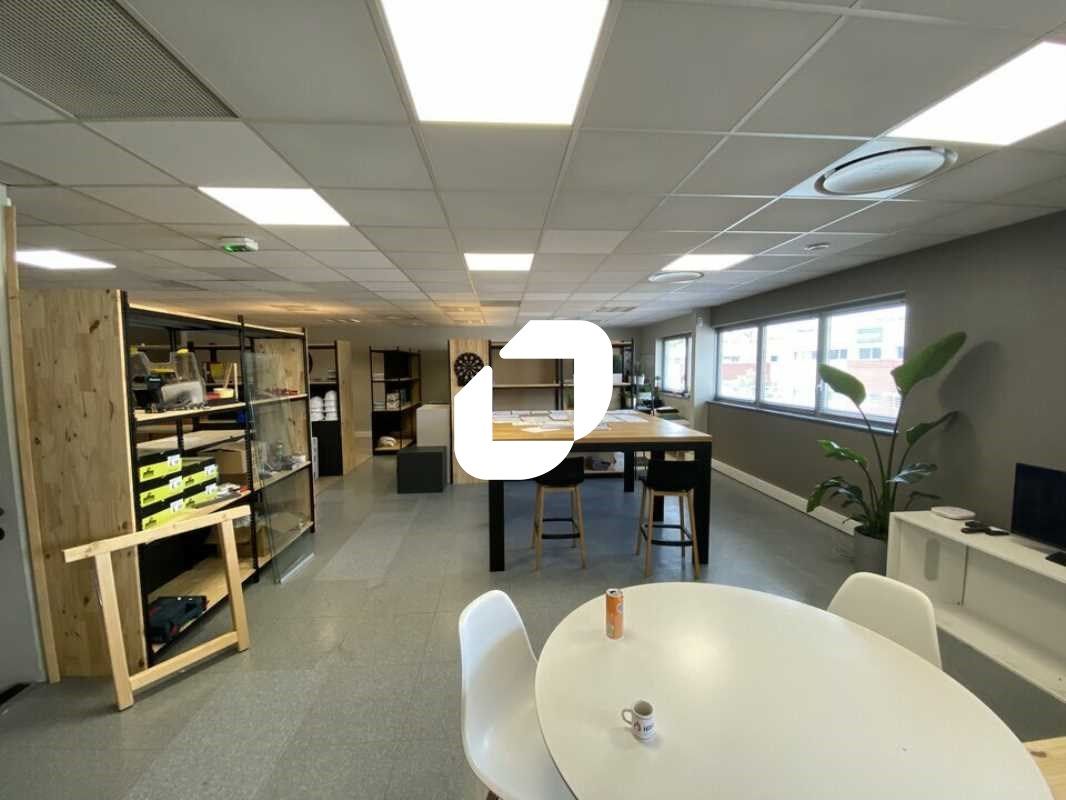 Dans un parc d'activités clos et sécurisé composé