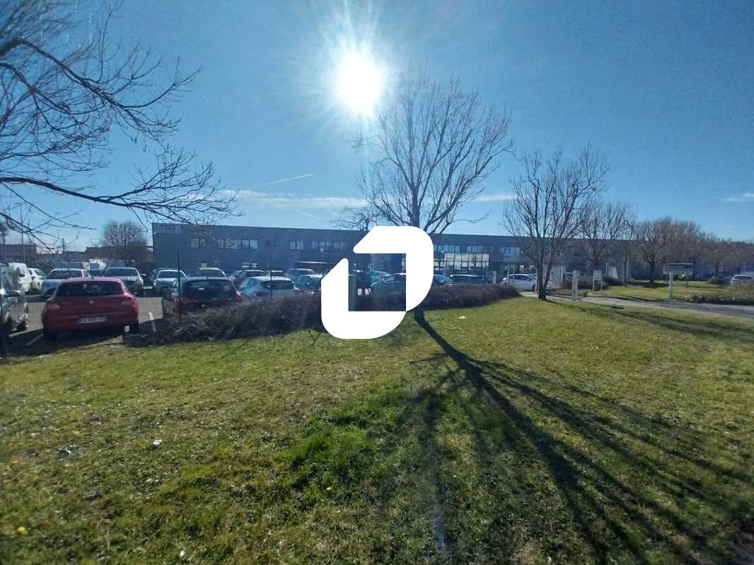 Situé dans la Z.A.C .du CHESNES NORD à Saint-Quen