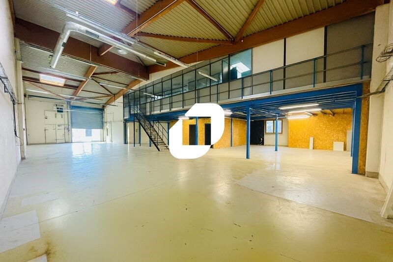 Dans un parc d'activités clos et sécurisé, nous v