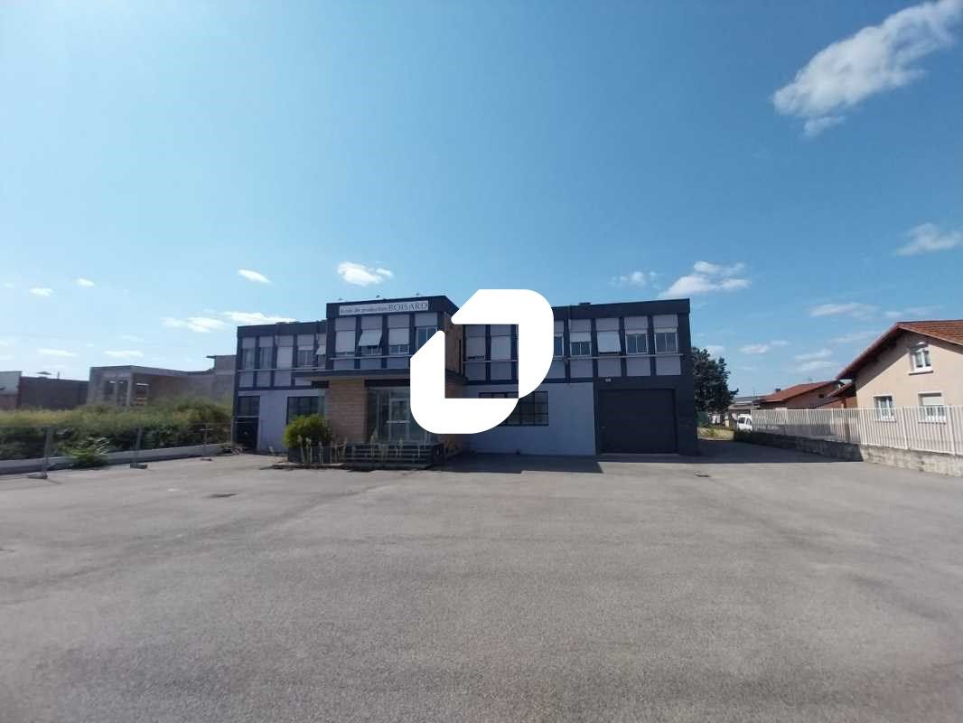 Idéalement situé dans la zone d'activité de Décin