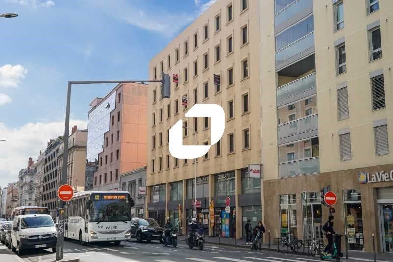 A proximité immédiate des Quai Claude Bernard au 