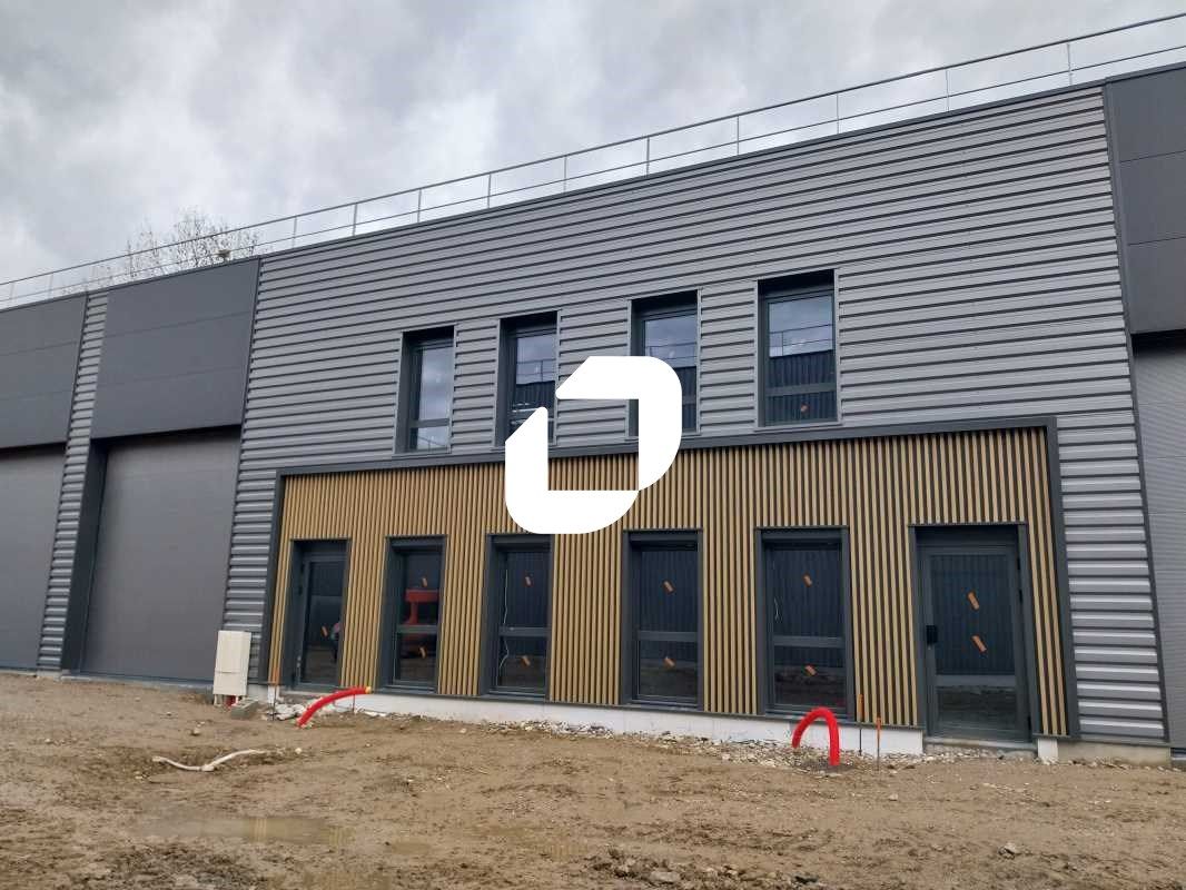 Au sein d'un parc neuf dans la zone industrielle 