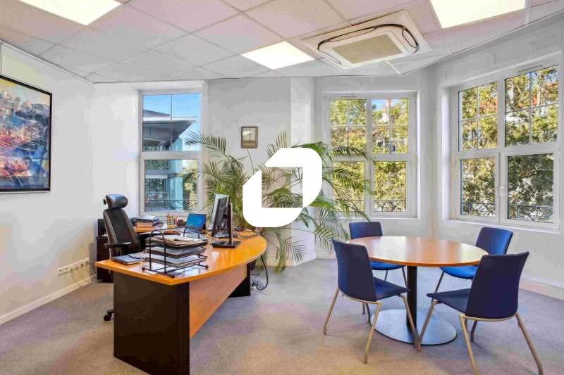 Situé dans un immeuble dessiné par un disciple de