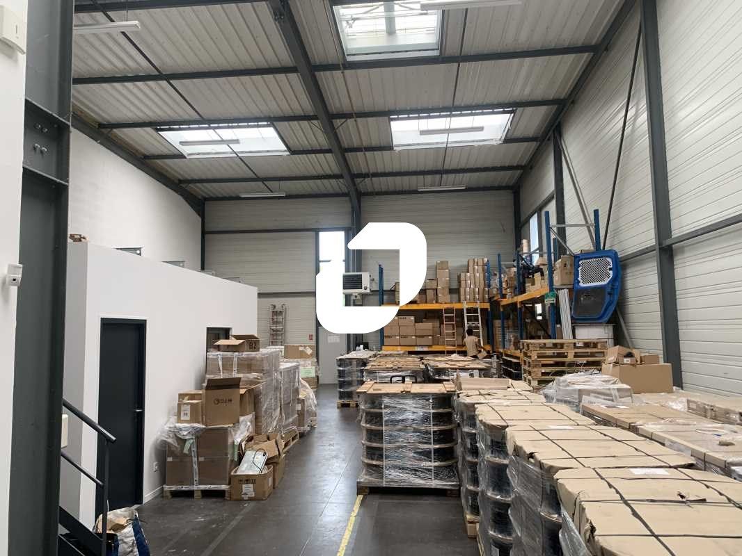 Idéalement situé dans la zone d'activité de Saint