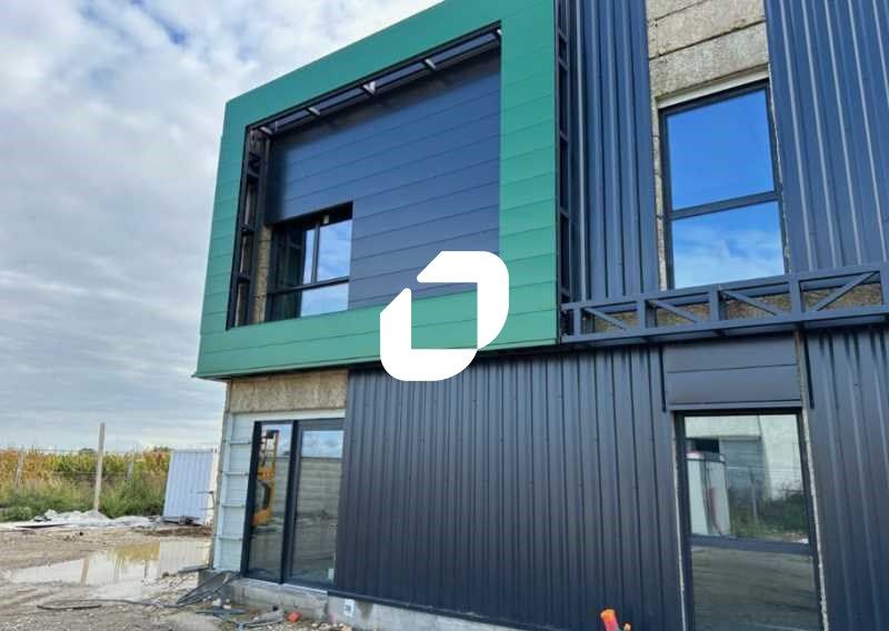 Situé dans la zone industrielle de Villette d'Ant