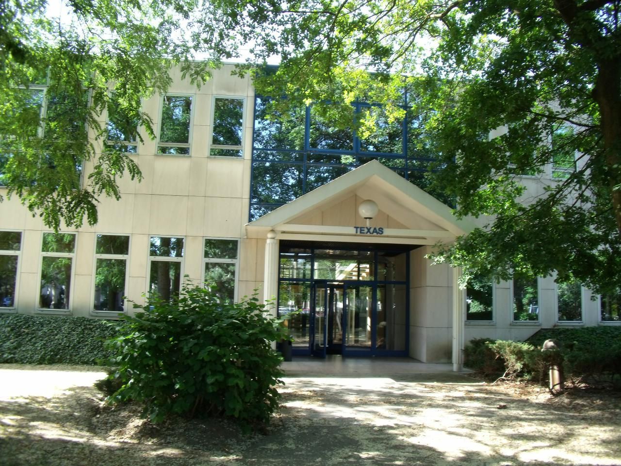 Location Bureaux 228 m² divisibles 95610 Éragny