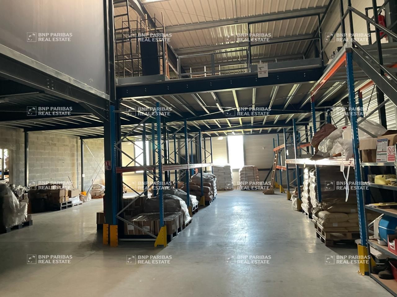 880 m² pour ce activité en location à Le versoud