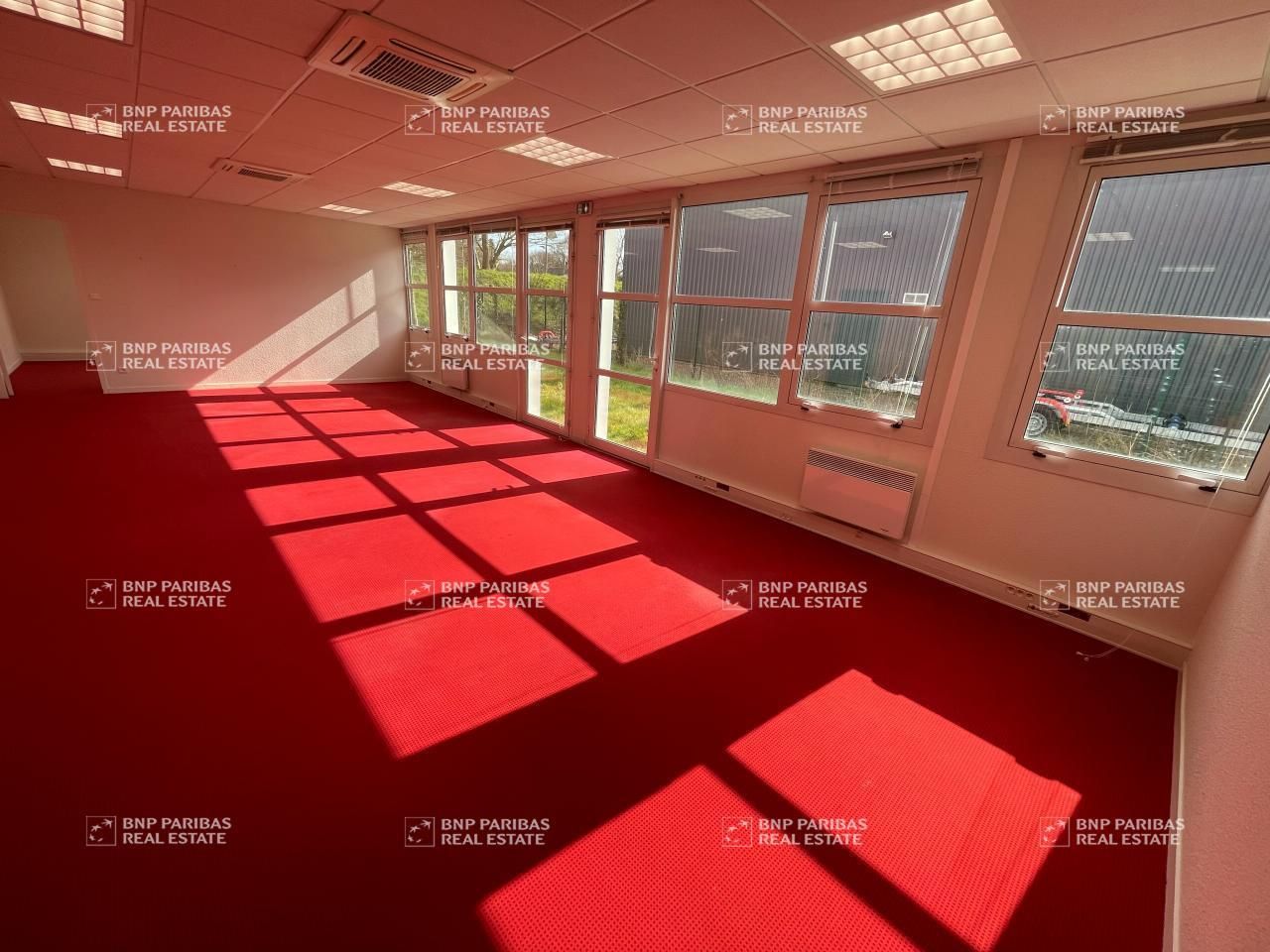 284.33 m² pour ce bureaux en location à La meziere