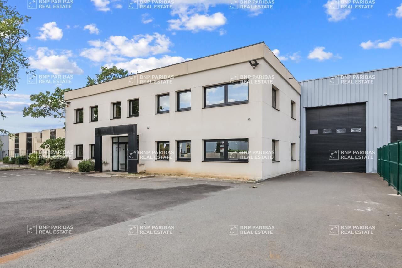 1220 m² pour ce activité en location à Lisses