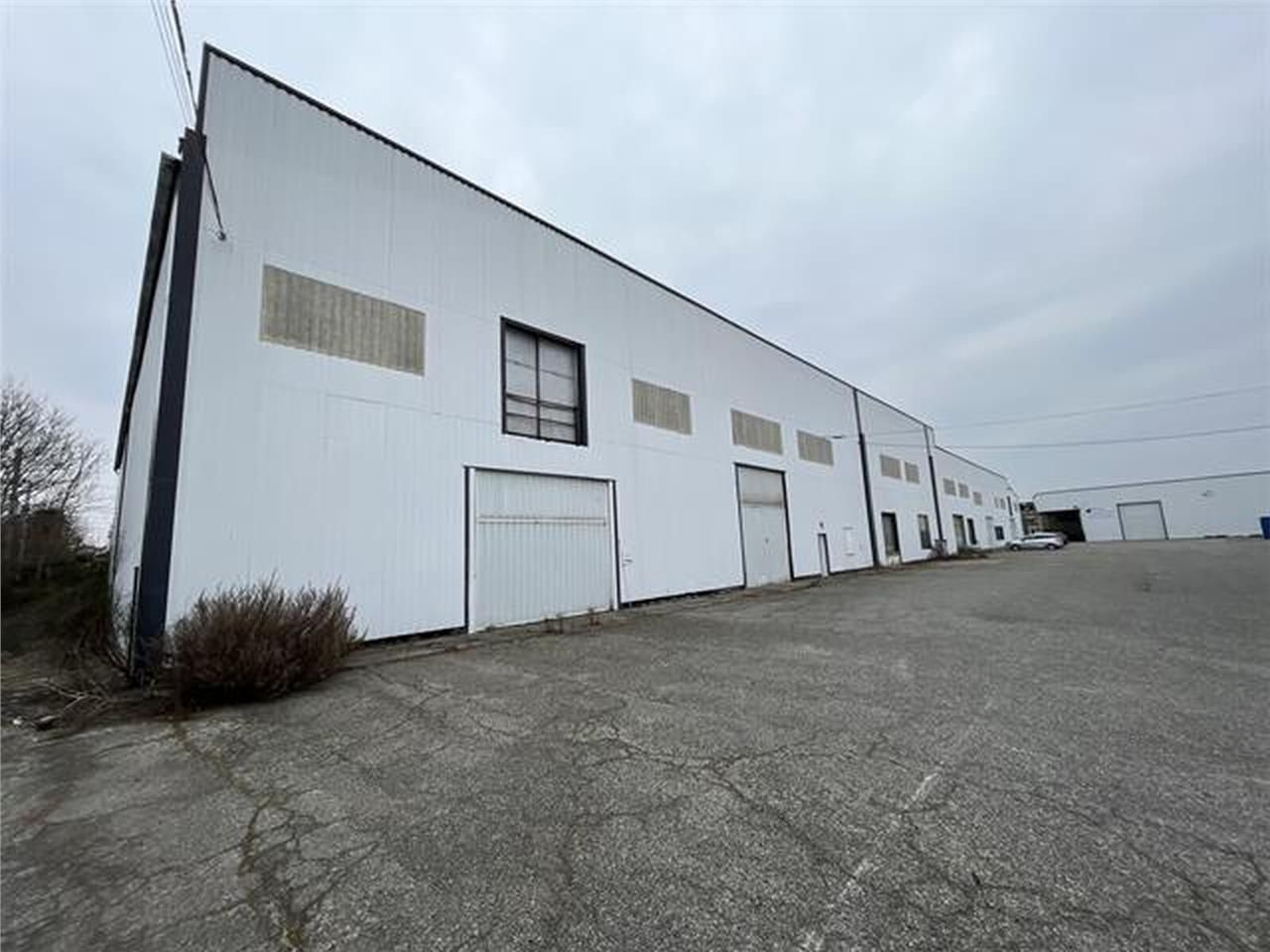 Bâtiment d'activités et de stockage à louer, au s