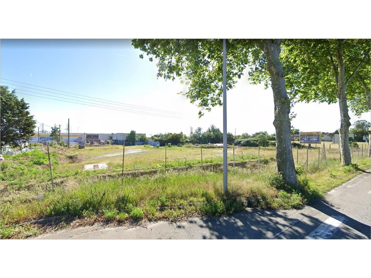 Terrain au coeur de la zone commerciale Saint ALB