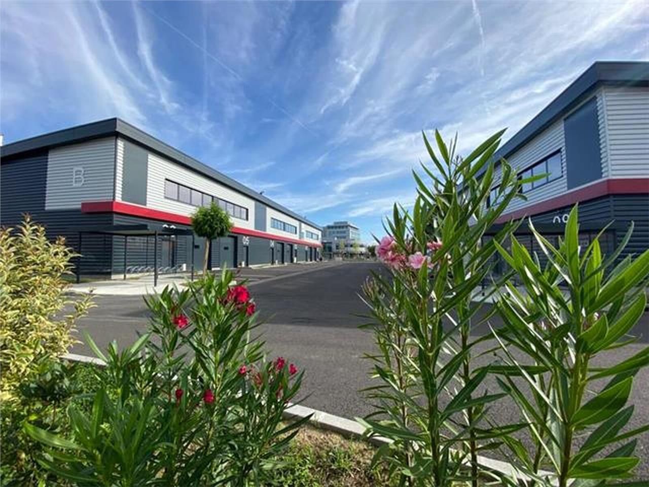 Local d'activités neuf à louer, idéalement situé 