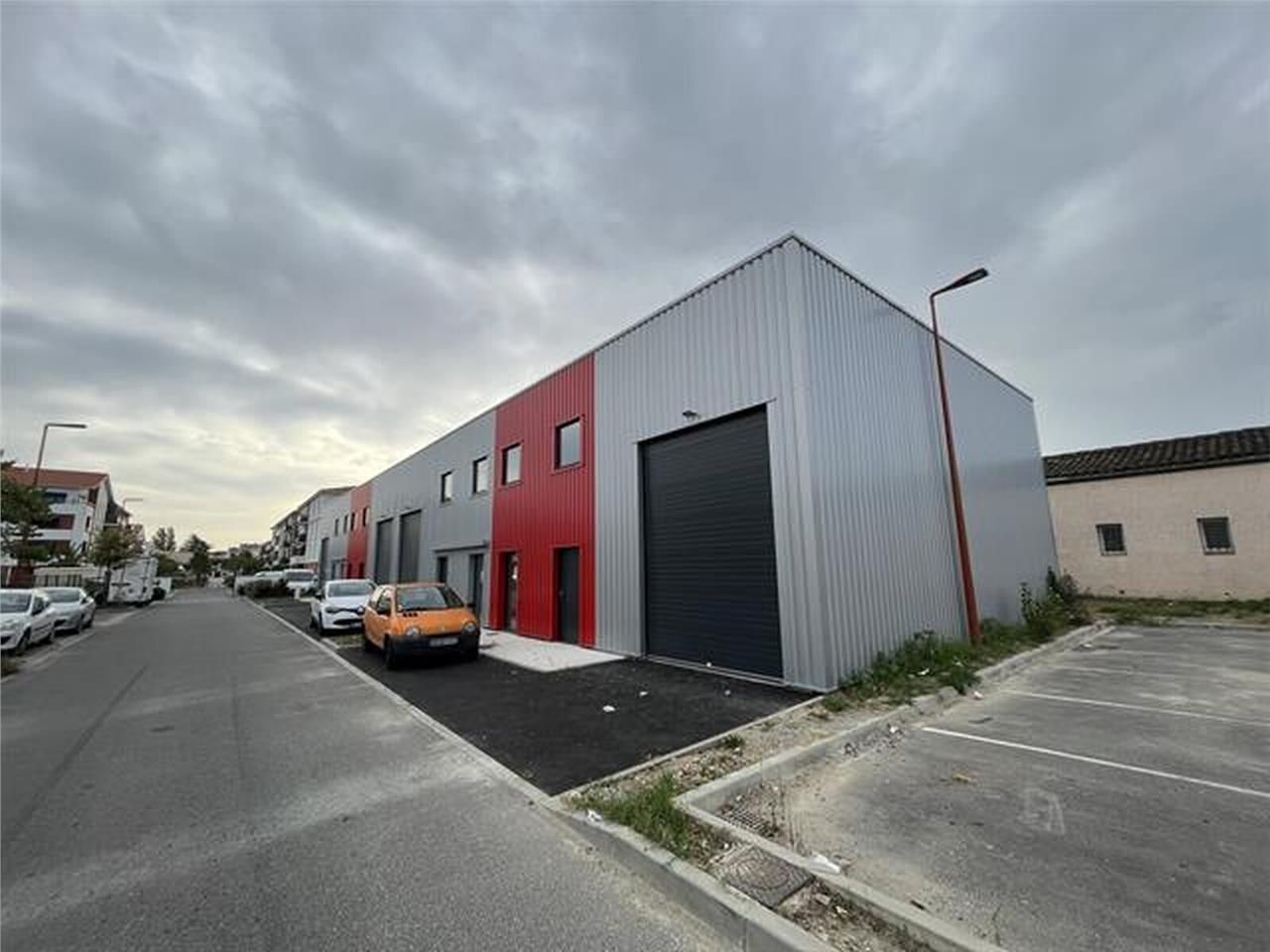 Local d'activités à louer, idéalement situé au no