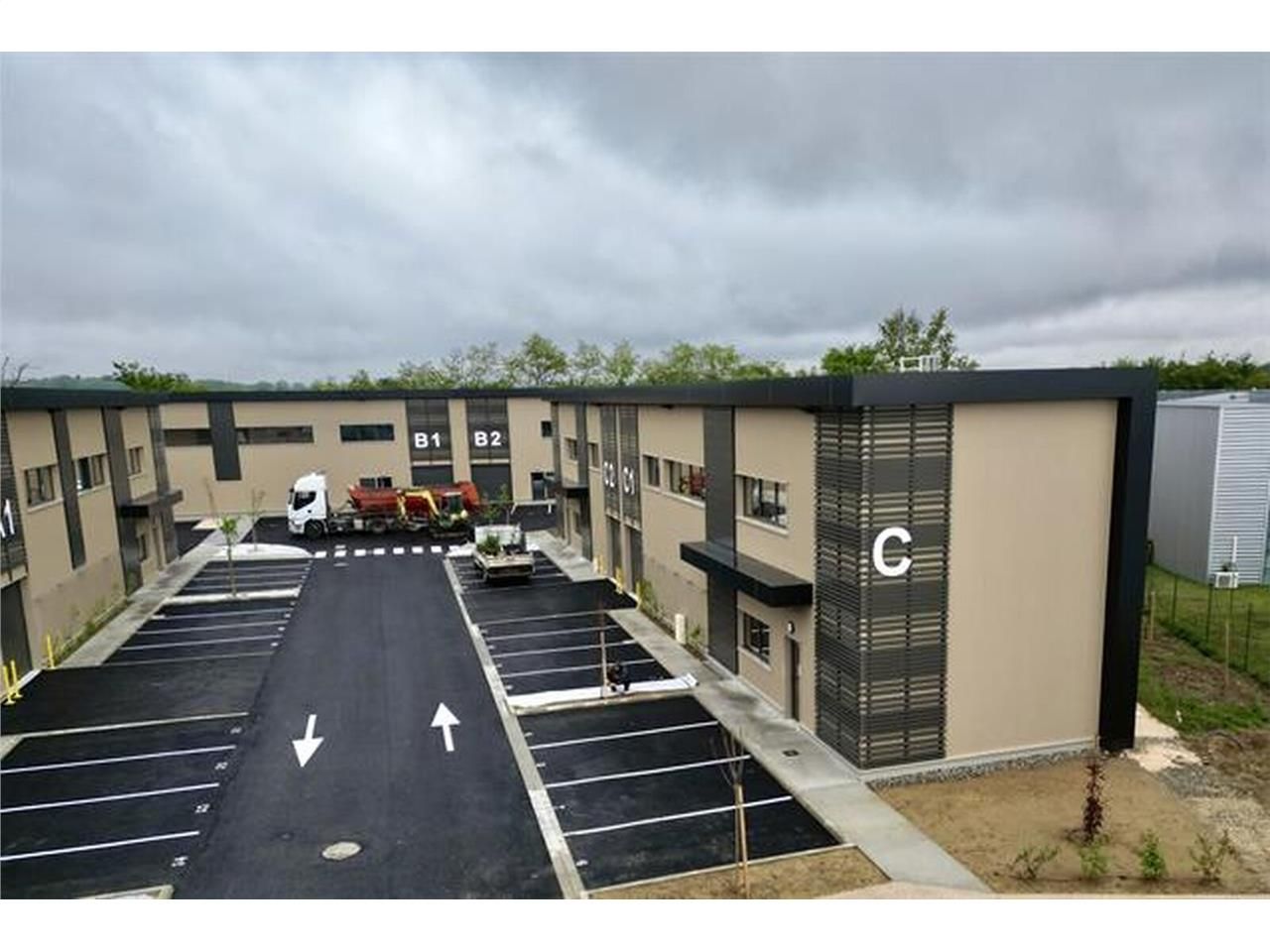 Local d'activités neuf à louer, idéalement situé 