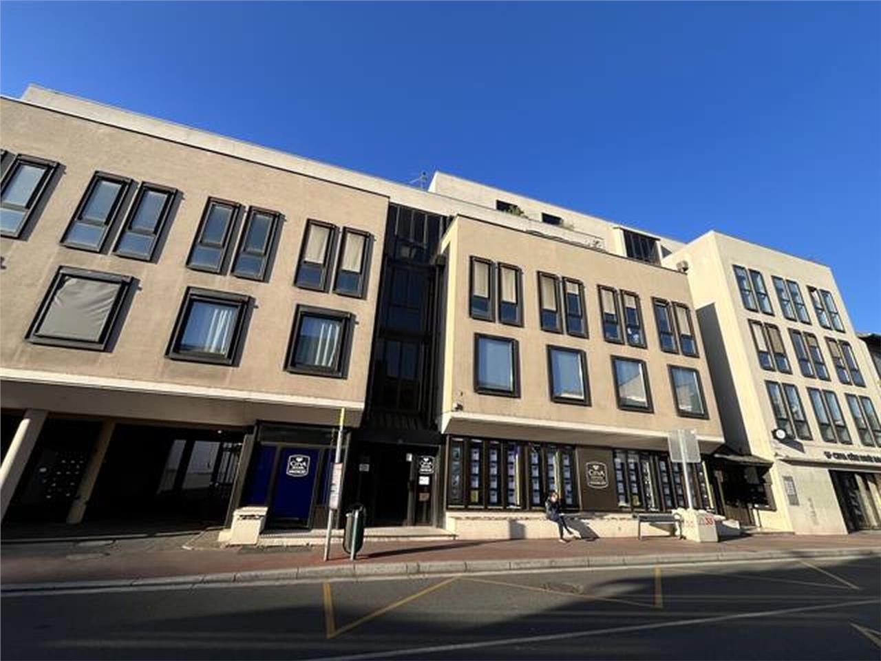 - A VENDRE -  Surface professionnelle à usage de 