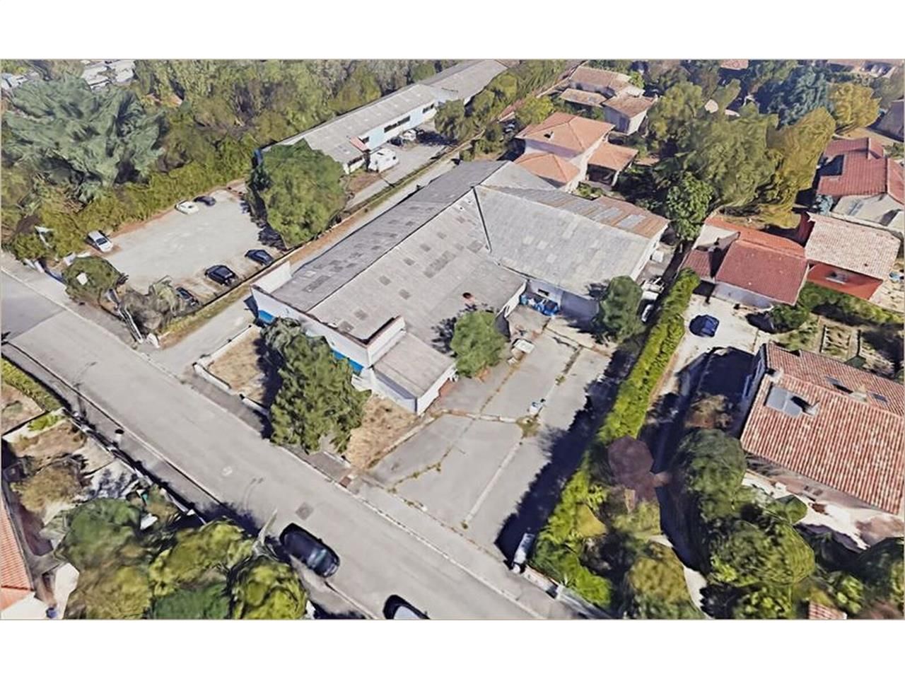 Bâtiment d'activités indépendant à rénover, situé