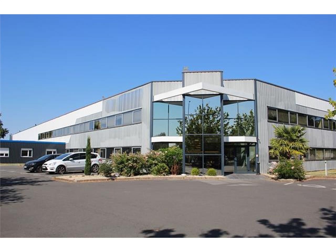 Bâtiment industriel à vendre, idéalement situé au